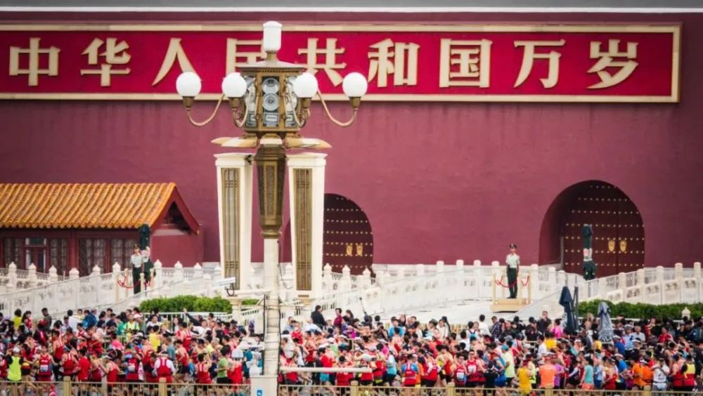 描画主人公岛村（高桥平生）三次前去雪国的温泉旅店，与本地一位艺妓驹子（奈绪），和一名不期而遇的少女叶子（森田看智）三人世复杂奥妙的感情。